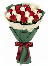 Букет Микс из красных и белых роз в Муцалауле 