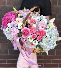 Цветочная композиция из Розы, Хризантемы, Пионы и Лизиантусы в корзине в Муцалауле 