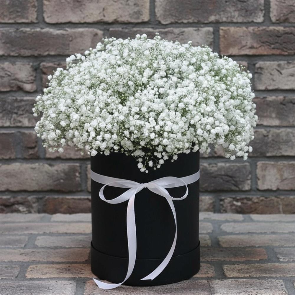 Цветочная композиция из Гипсофила в шляпной коробке в Муцалауле 