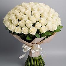 Букет 101 беля роза Белоснежка в Муцалауле 