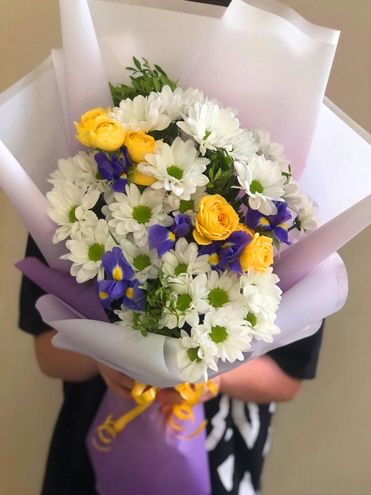 Букет цветов из: Ирисы, Хризантемы и Розы в Муцалауле 