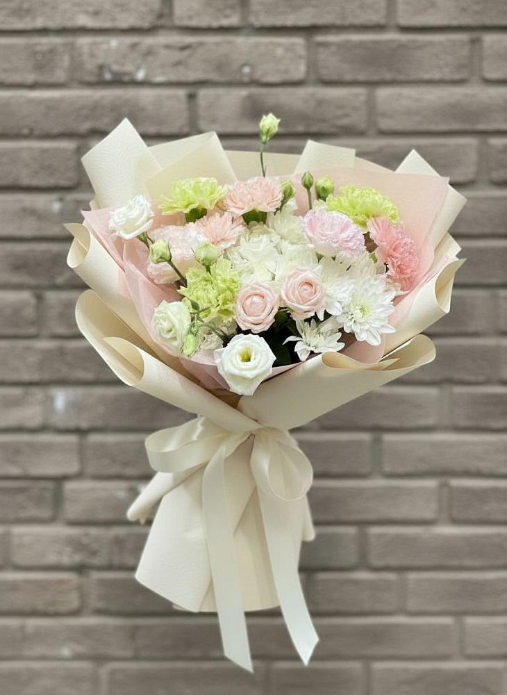 Букет цветов из: Гвоздики, Розы, Лизиантусы и Хризантемы в Муцалауле 