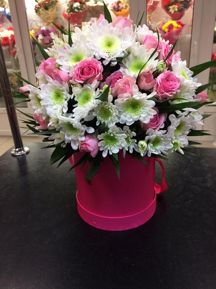 Цветочная композиция из Розы и Хризантемы в шляпной коробке в Муцалауле 