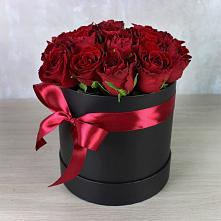 Цветочная композиция из Розы в шляпной коробке в Муцалауле 