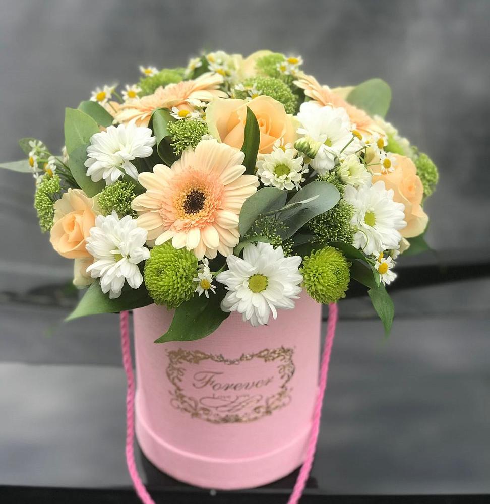 Цветочная композиция из Розы, Герберы и Хризантемы в шляпной коробке в Муцалауле 