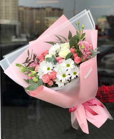 Букет цветов из: Розы, Лизиантусы и Хризантемы в Муцалауле 